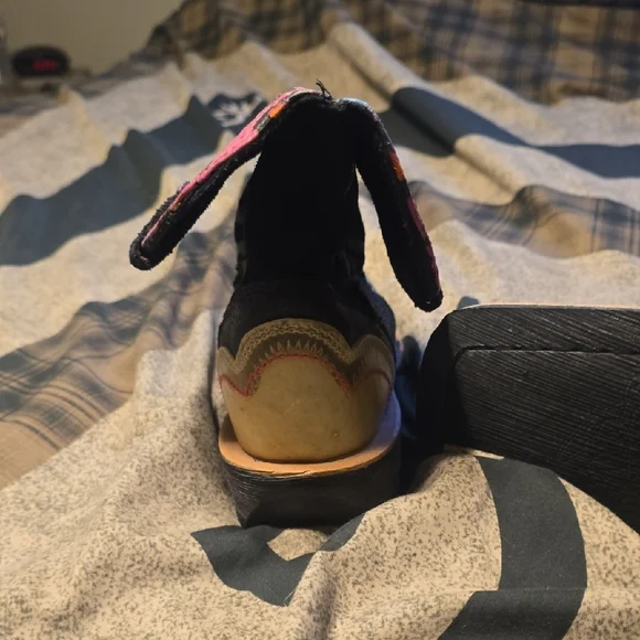 Ariat Black and Pink Embroidered Western Boots Only Worn Once Like Brand New - Picture 4 of 6